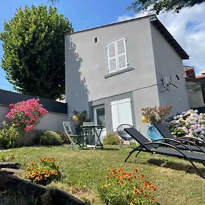 https://agreable-maison-de-ville-a-deux-pas-des-volcans-et-du.hotels-rhonealpes.com