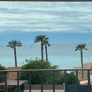https://appartement-vue-mer-plage-50m.fr-provencehotel.com